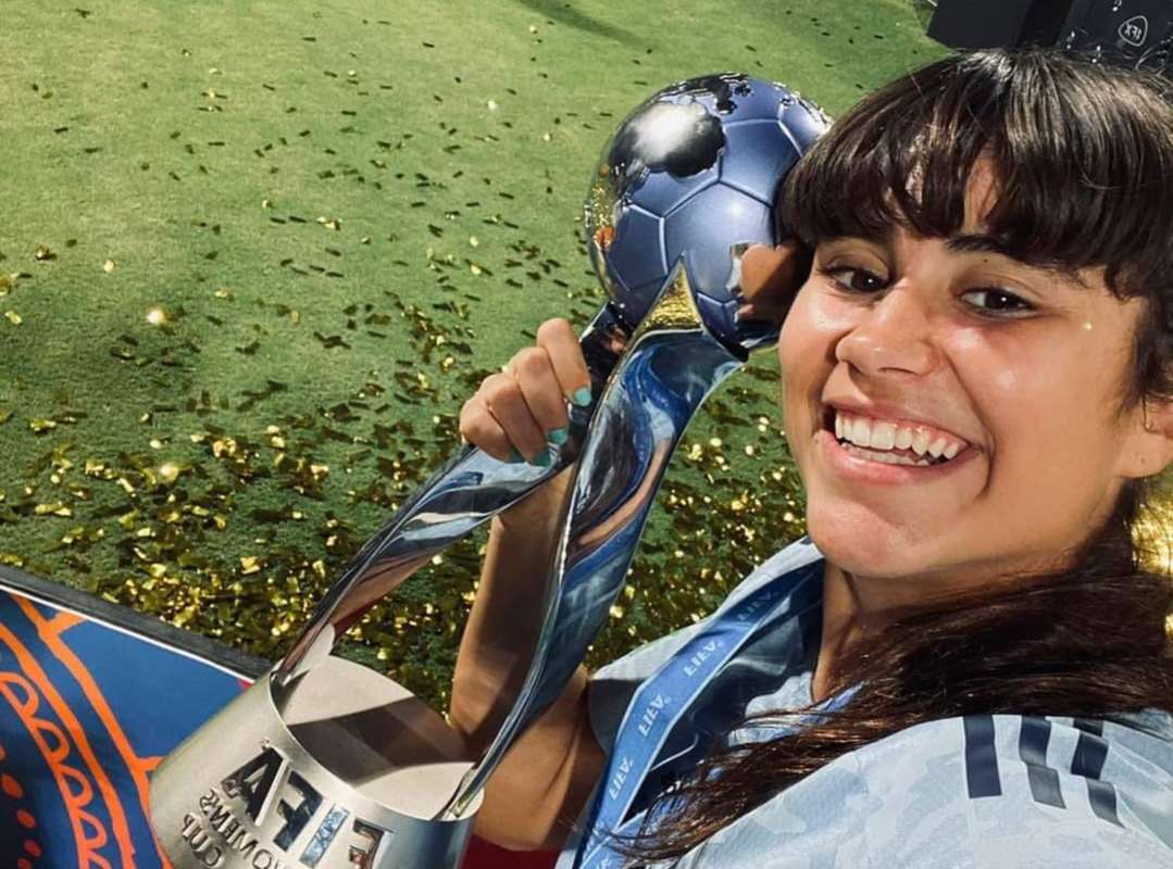 Cristina Librán, pletórica con la Copa. Foto: torrico castillo (Facebook).