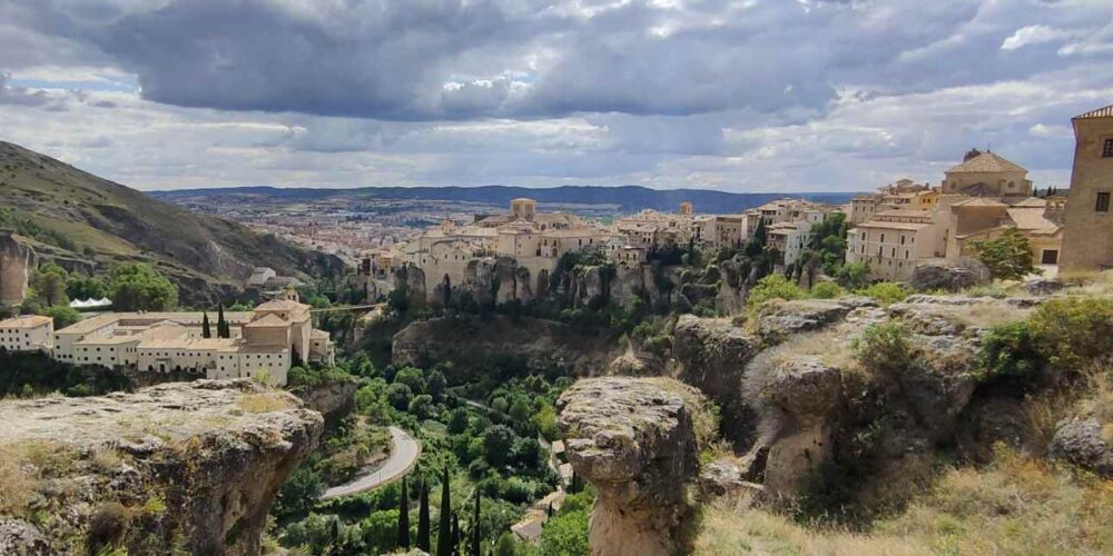 Hoz de Huécar, en Cuenca. casas colgadas, puente san pablo.