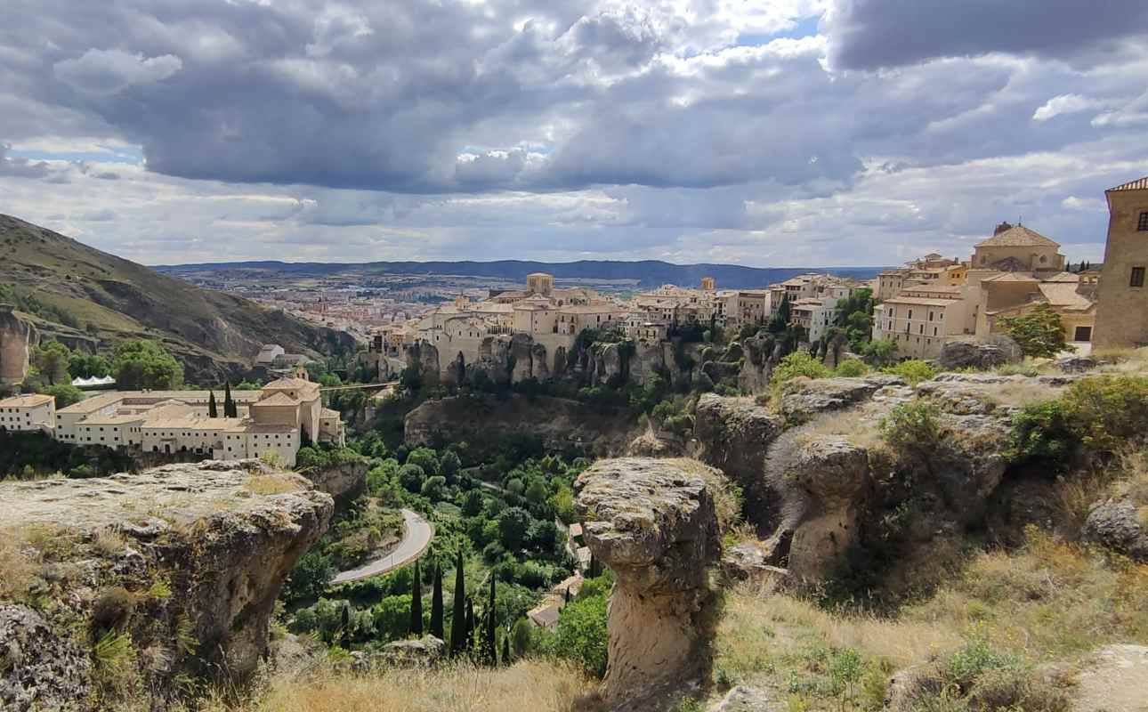 Hoz de Huécar, en Cuenca. casas colgadas, puente san pablo.