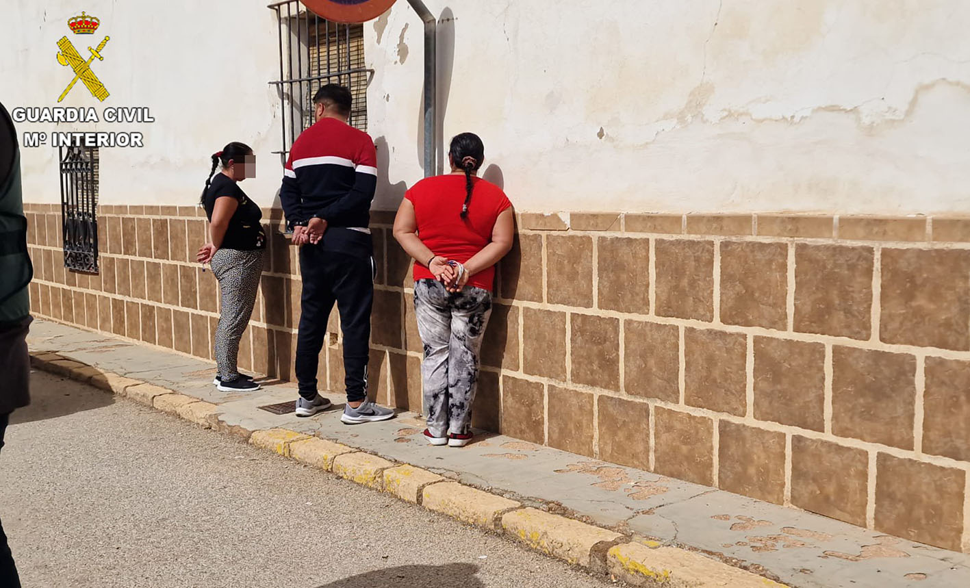 Tres de los miembros de la familia detenidos.