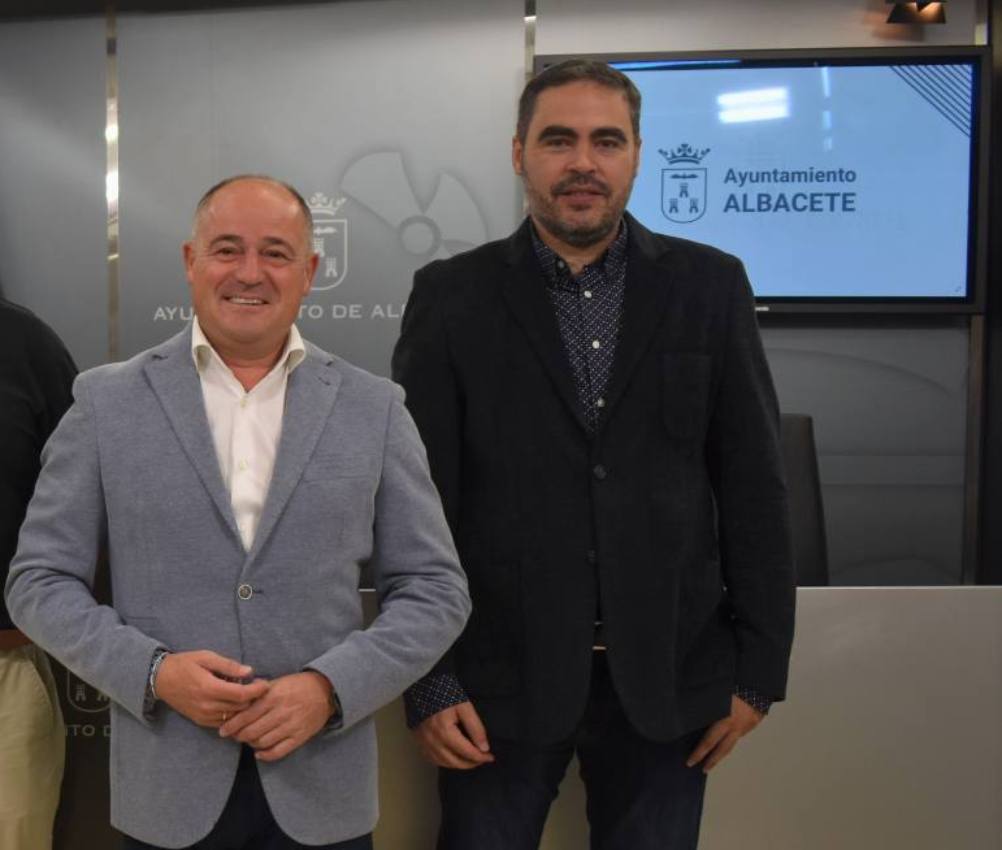 Pedro Torres, expresidente del Albacete Basket, en una foto de archivo con el alcalde de la capital, Emilio Sáez.