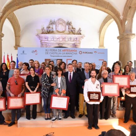 Foto de familia con todos los artesanos premiados.