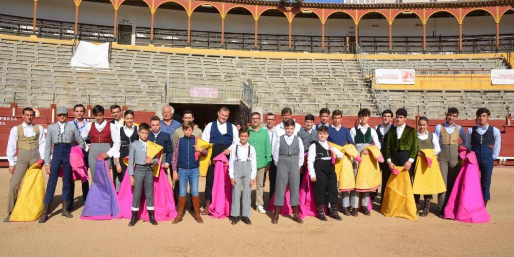 Foto de familia en el cierre del curso de la Escuela Taurina "Domingo Ortega".