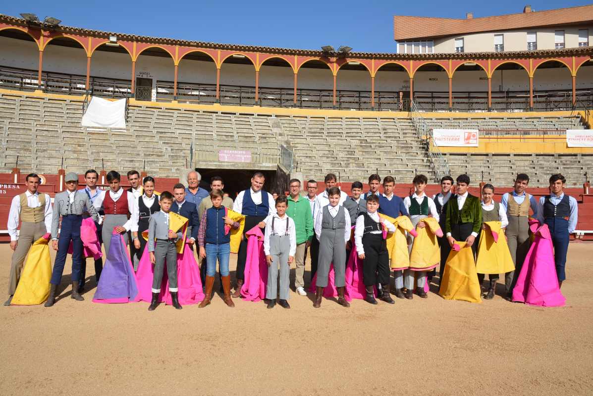 Foto de familia en el cierre del curso de la Escuela Taurina "Domingo Ortega".