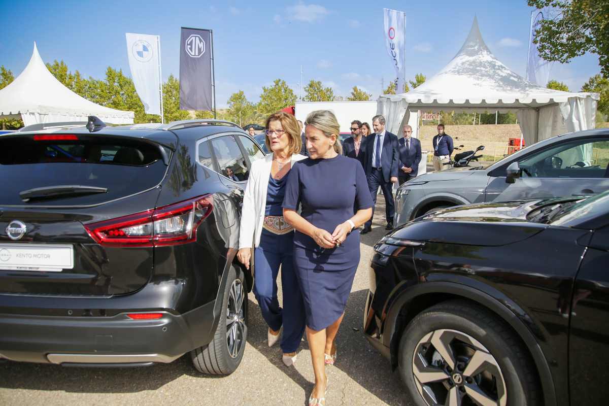 Milagros Tolón, en plena visita a la Feria del Libro de Ocasión de Toledo.