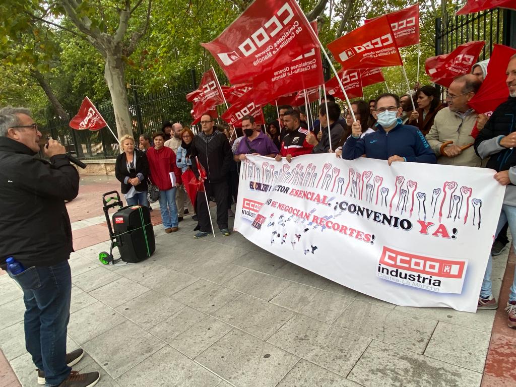 Manifestación para pedir mejoras en el convenio del sector del calzado, en Fuensalida.