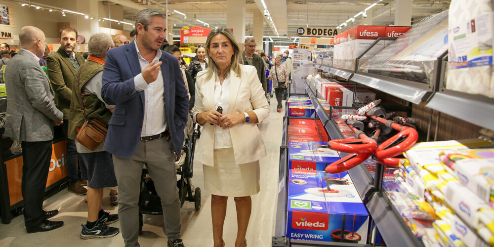 La alcaldesa de Toledo, Milagros Tolón; junto al director regional de Expansión e Inmuebles de Lidl España Albert Lavín.