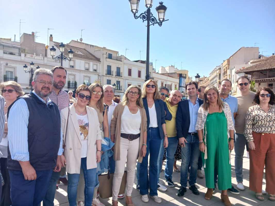 Lola Merino (en el centro), en la concentración por la sanidad de la comarca de Tomelloso.