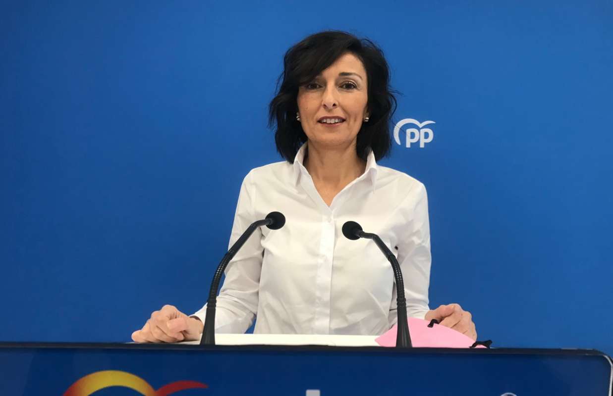 La concejala del PP Marta Cánovas, durante la rueda de prensa en la que ha pedido que se reabran las Urgencias en el barrio de Palomarejos.