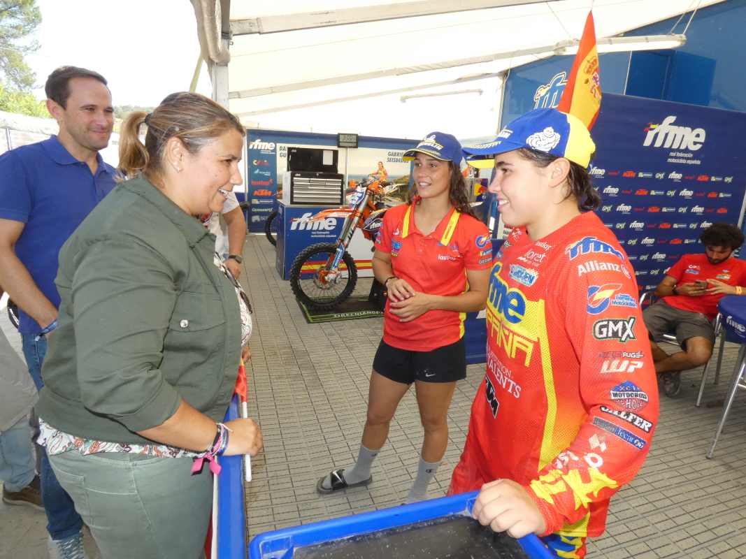 Daniela Gullén (en primer término) y Gabriela Seisdedos, hablando con la alcaldesa de Talavera.