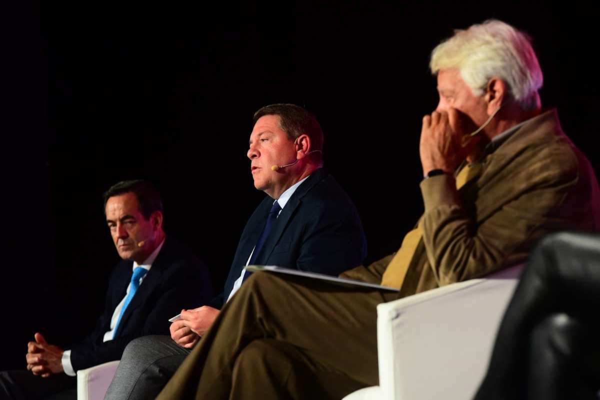 Emiliano García-Page, José Bono y Felipe González. Foto: Rebeca Arango.