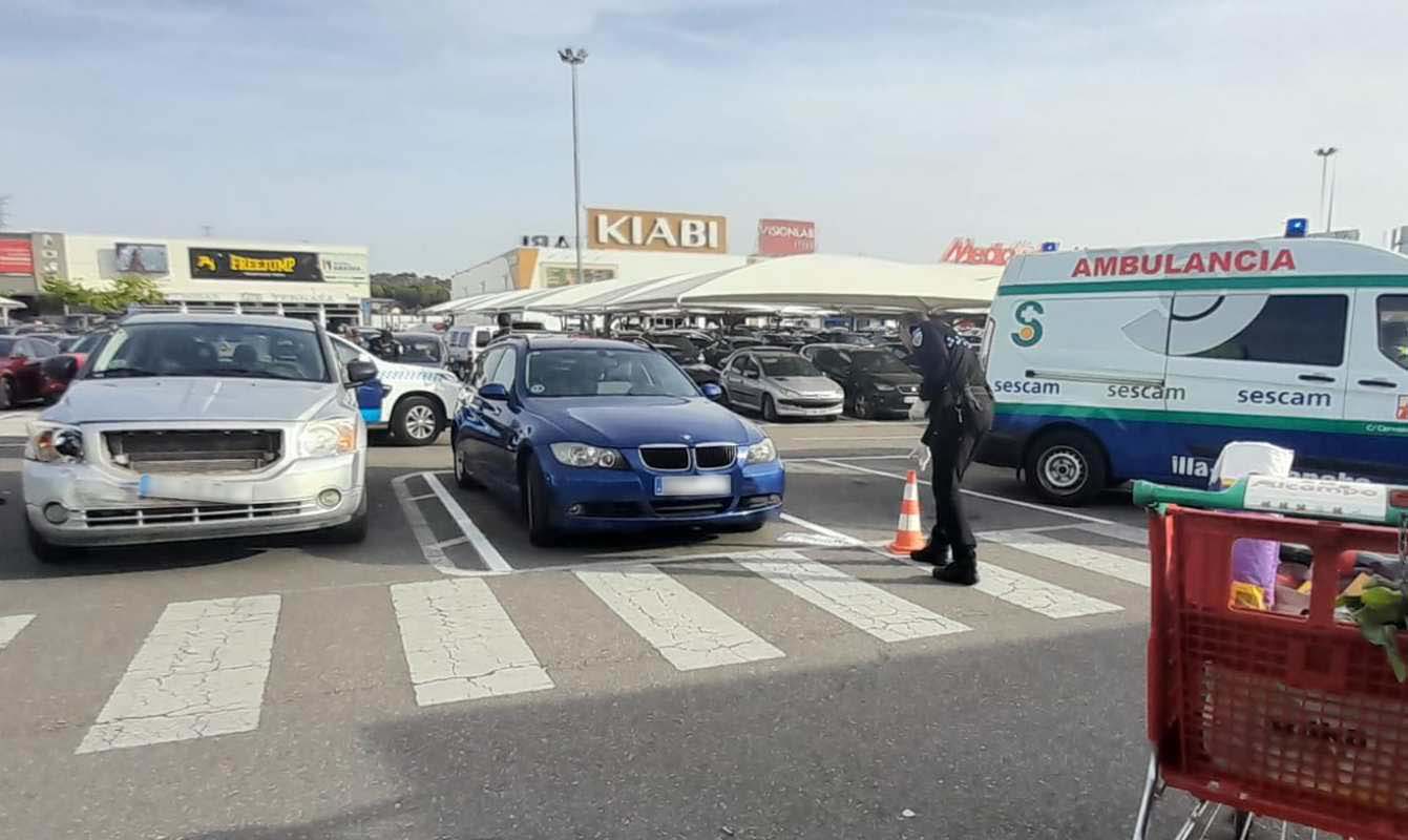 Imagen del vehículo que ha colisionado con la moto en el Parque Comercial Abadía.