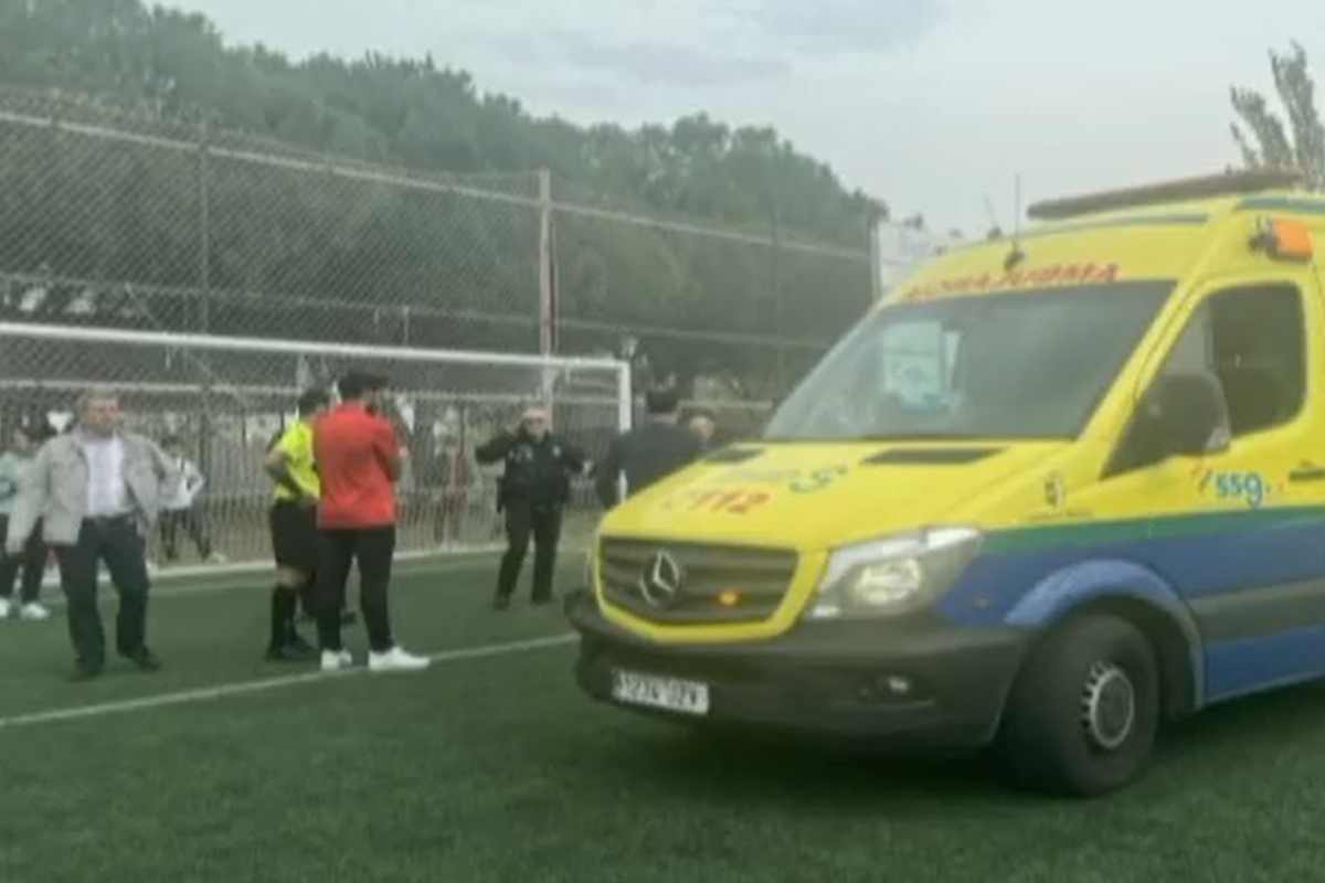 La ambulancia llegó para atender y llevarse al jugador del Sporting Cabanillas.