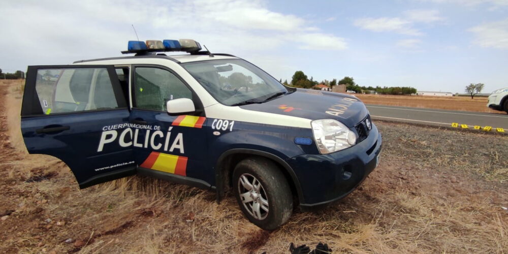 Imagen del coche de la Policía Nacional que un agente cruzó y que sirvió de parapeto a los heridos.