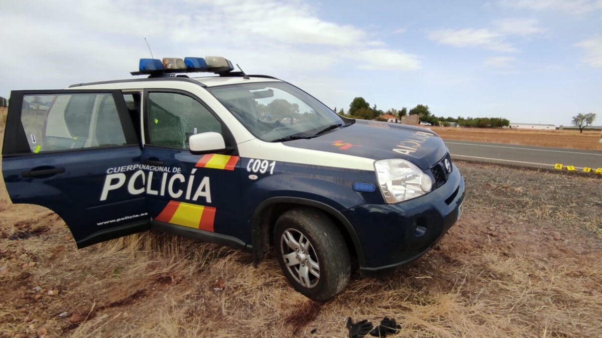Imagen del coche de la Policía Nacional que un agente cruzó y que sirvió de parapeto a los heridos.