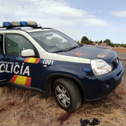 Imagen del coche de la Policía Nacional que un agente cruzó y que sirvió de parapeto a los heridos.
