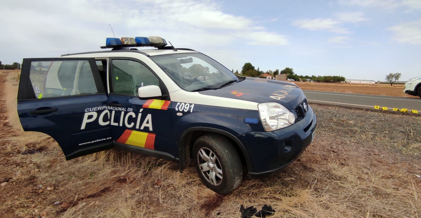 Imagen del coche de la Policía Nacional que un agente cruzó y que sirvió de parapeto a los heridos.