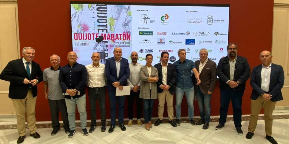 Foto de familia de la presentación de la Quijote Maratón.