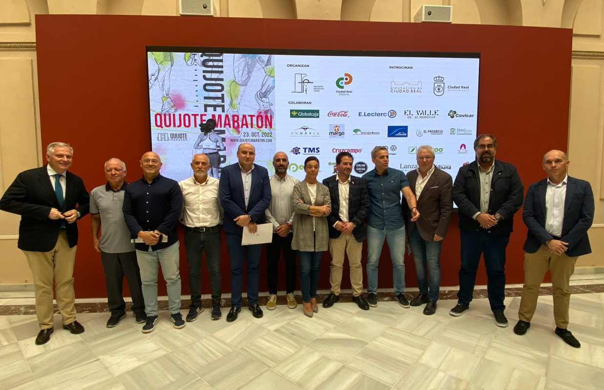 Foto de familia de la presentación de la Quijote Maratón.