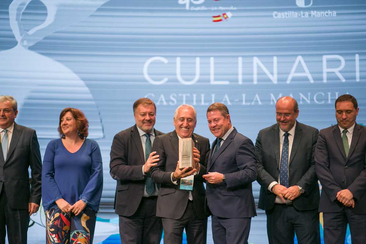 Aldolfo Muñoz recogiendo su premio Raíz Culinaria.