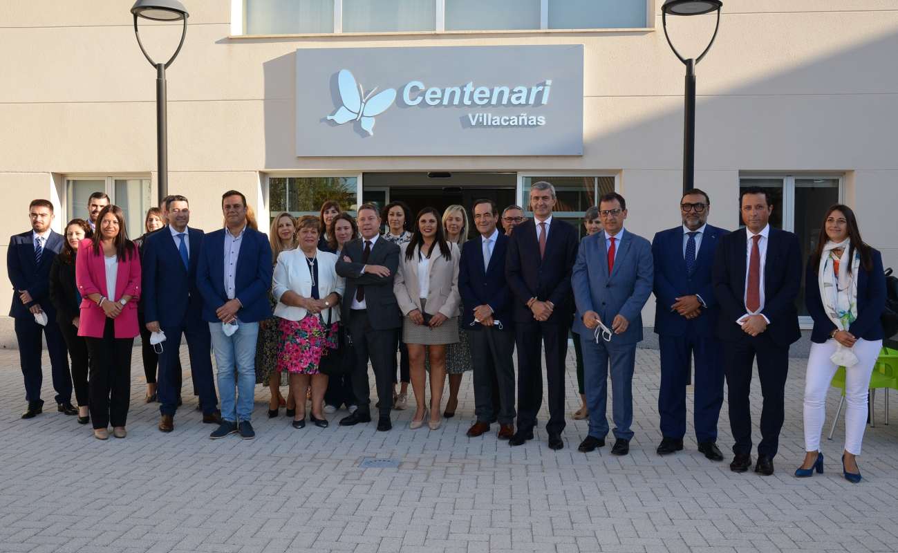 Álvaro Gutiérrez (quinto por la derecha), en la inauguración de la residencia de mayores “La Dueña” de Villacañas; en el centro, Emiliano García-Page.