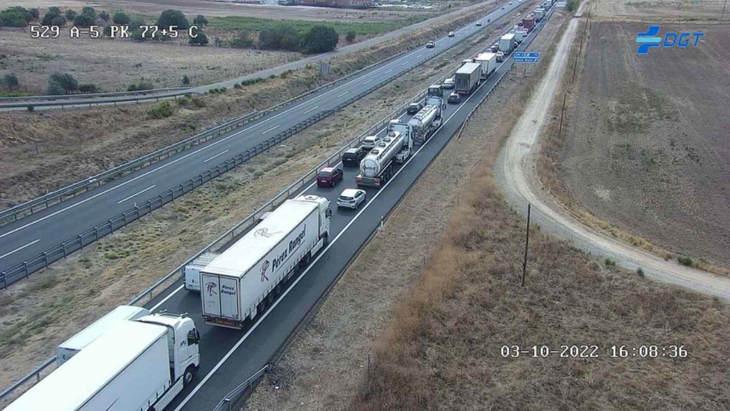 Retención en la A-5 por el accidente del camión cisterna.