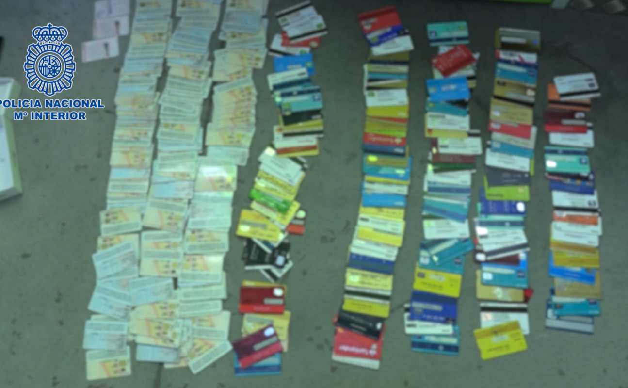 Estas son las tarjetas con las que operaban en la organización criminal desmantelada.