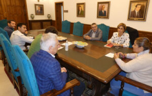 Tita García Élez, alcaldesa de Talavera, junto a representantes de la empresa.