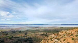 Cielo nuboso y brumas sobre el embalse de Buendía, en la provincia de Cuenca.