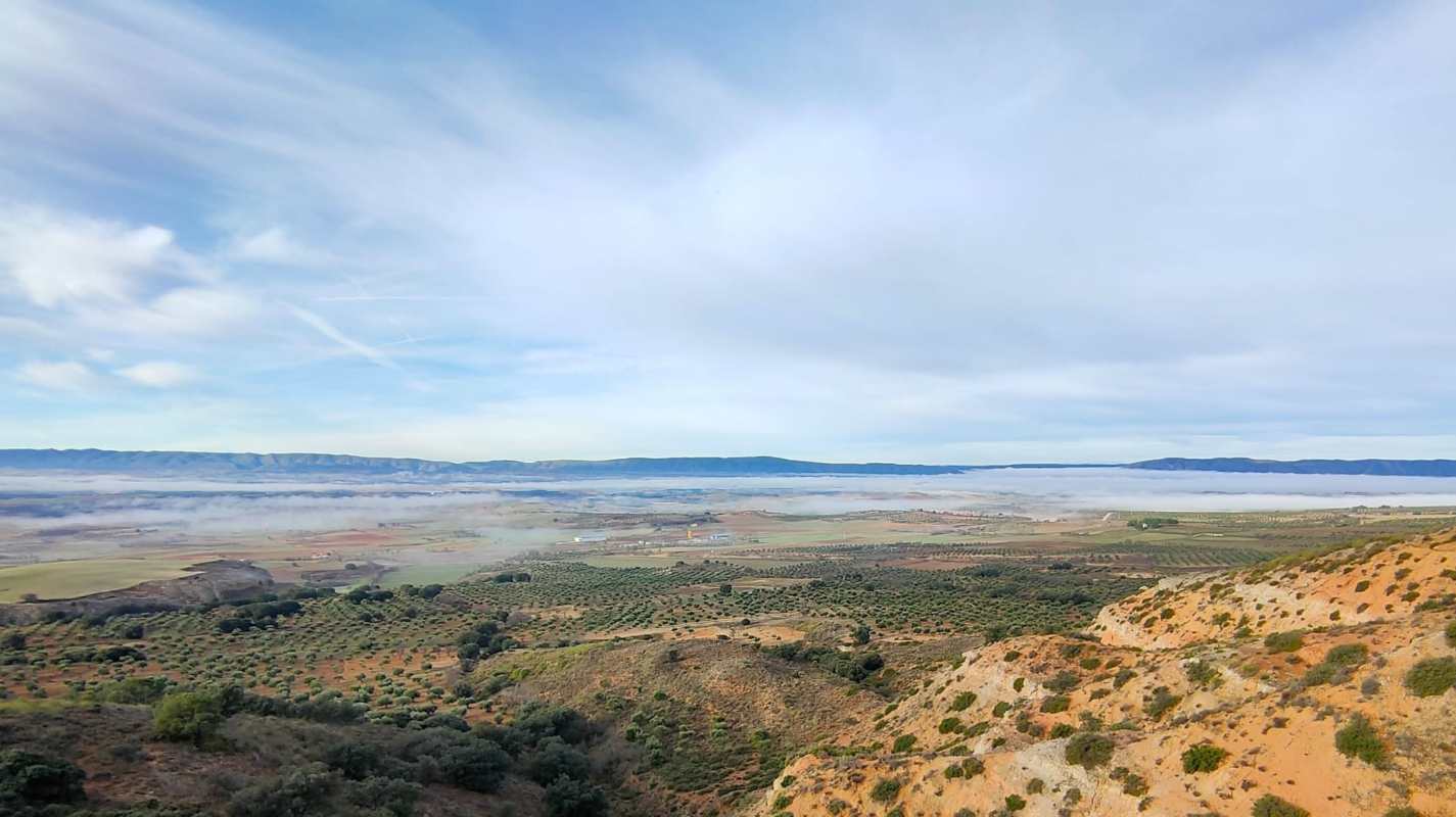 Cielo nuboso y brumas sobre el embalse de Buendía, en la provincia de Cuenca.