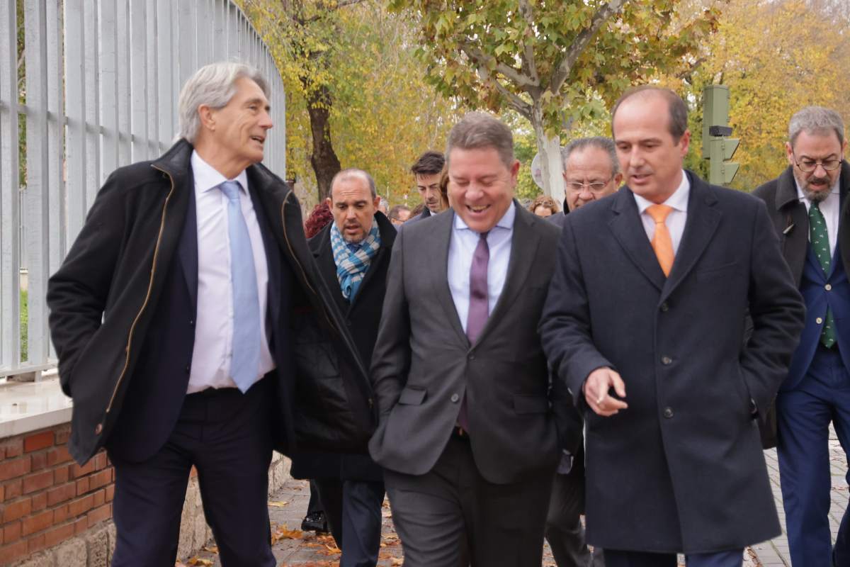 Alberto Rojo, alcalde de Guadalajara y Emiliano García-Page durante la visita a las obras del nuevo campus universitario de Guadalajara.