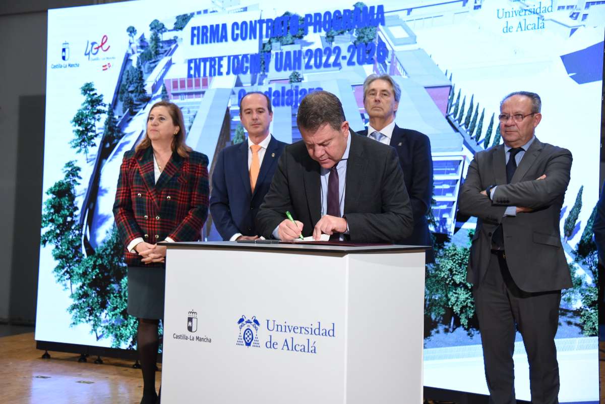 Emiliano García-Page firma el contrato programa entre la JCCM y la Universidad de Alcalá de Henares