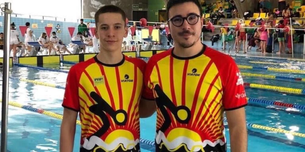 El nadador David Gascón junto a su entrenador Álvaro Tébar. Imagen del Club de Natación La Roda.