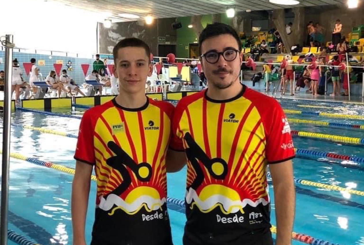 El nadador David Gascón junto a su entrenador Álvaro Tébar. Imagen del Club de Natación La Roda.