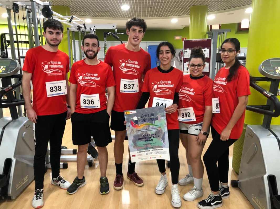 Alumnos de la UCLM presentando la carrera "Corre sin Resistencias".