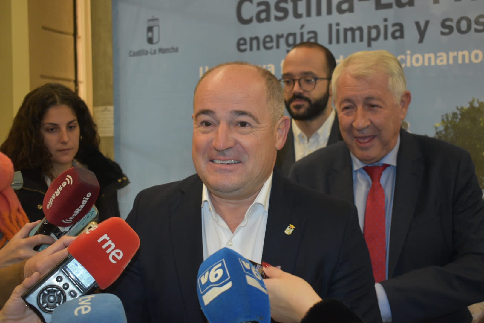 El alcalde de Albacete, Emilio Sáez, anuncia la creación de la primera comunidad energética de la ciudad.