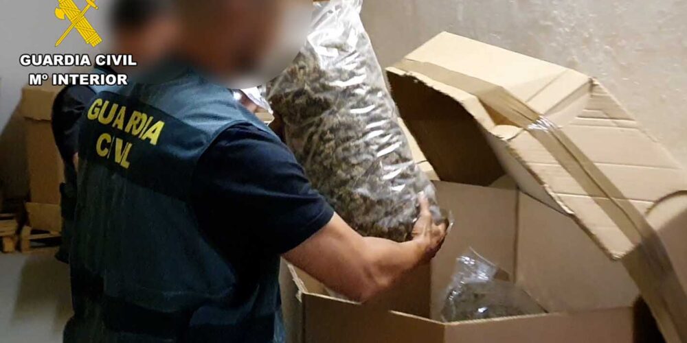 Un agente de la Guardia Civil, con parte de la marihuana incautada.