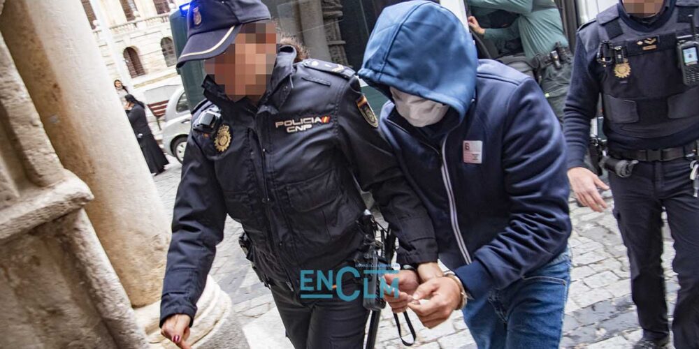 Entrada de uno de los acusados por el crimen de Velada a la Audiencia de Toledo. Foto: Rebeca Arango.