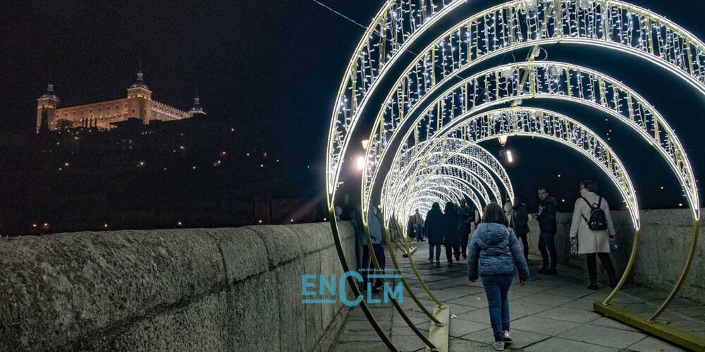 El Puente de Alcántara, iluminado. Al fondo, el Alcázar. Foto: Rebeca Arango.