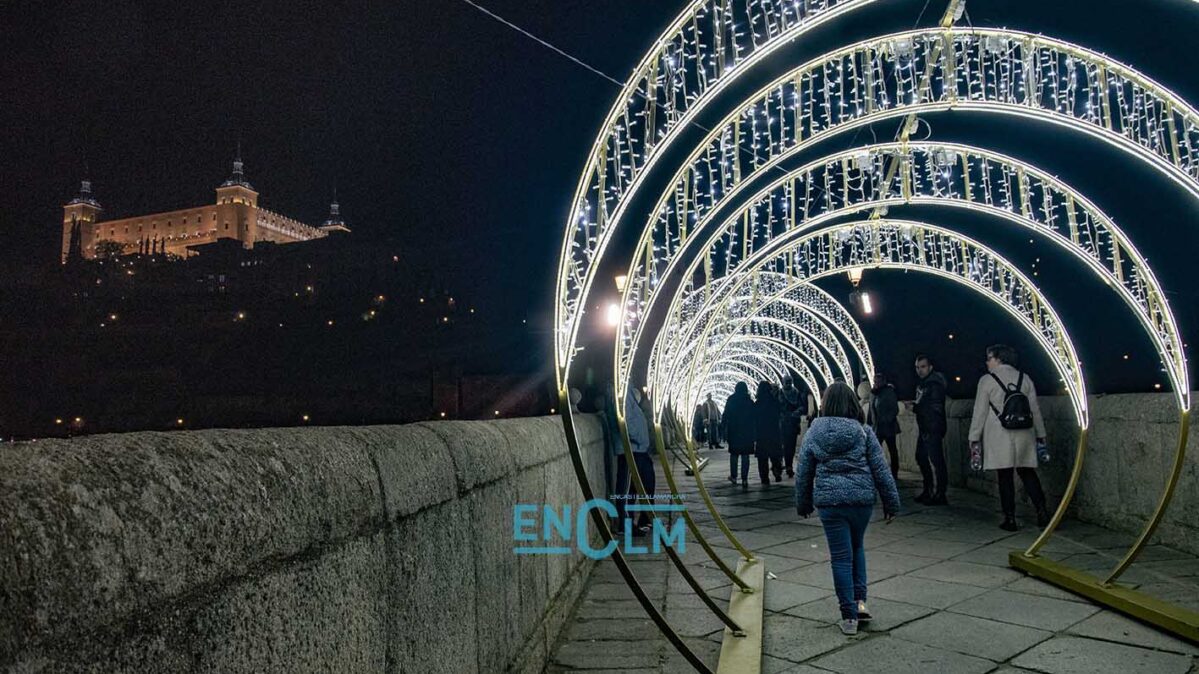 El Puente de Alcántara, iluminado. Al fondo, el Alcázar. Foto: Rebeca Arango.