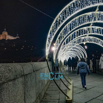 El Puente de Alcántara, iluminado. Al fondo, el Alcázar. Foto: Rebeca Arango.