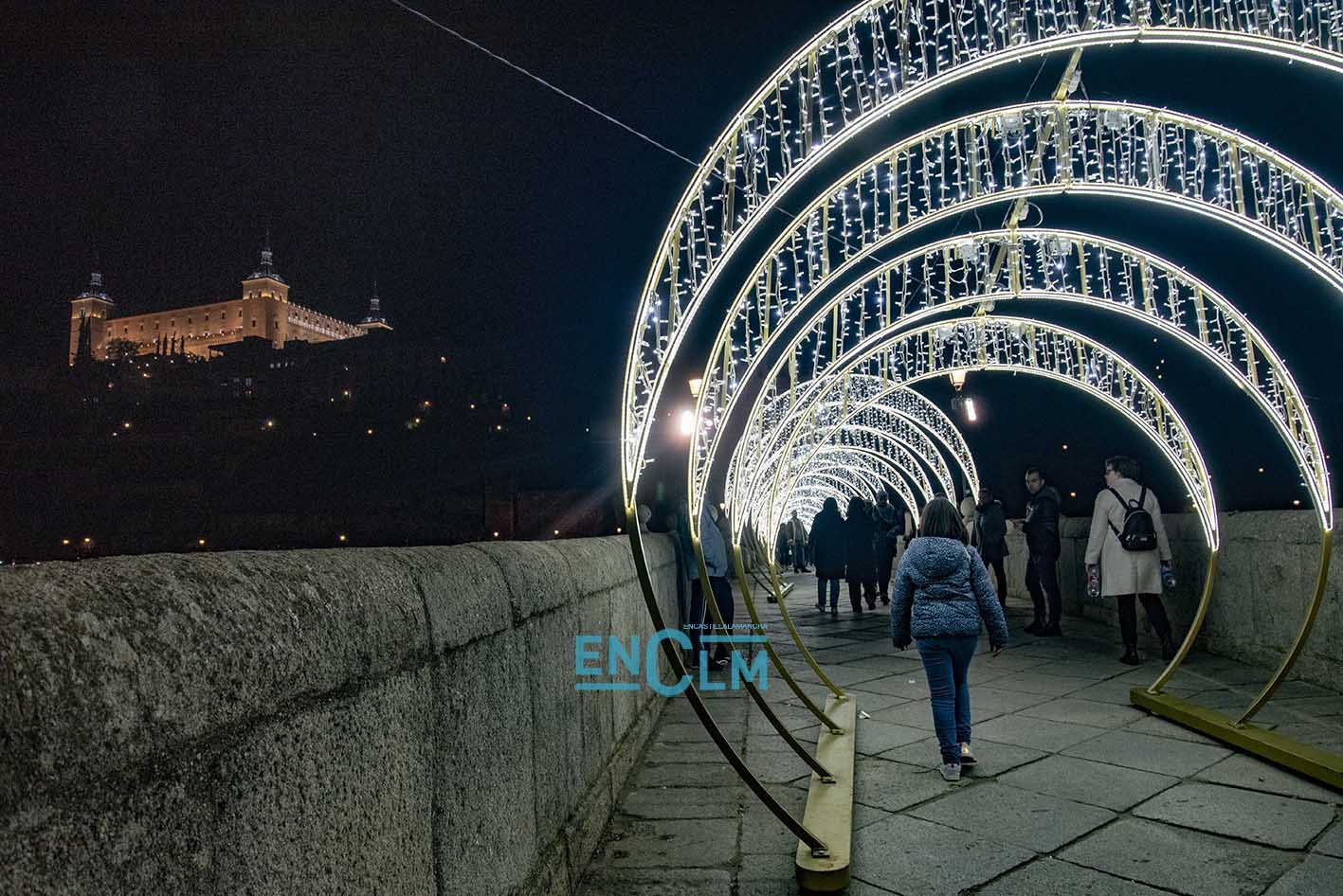 El Puente de Alcántara, iluminado. Al fondo, el Alcázar. Foto: Rebeca Arango.