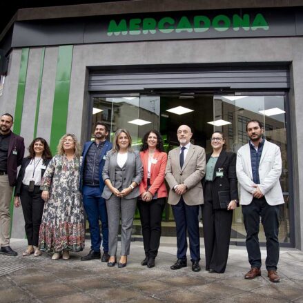 Mercadona ya cuenta con un nuevo supermercado en Toledo, en cuya inauguración ha estado la alcaldesa, Milagros Tolón. Foto: Rebeca Arango.