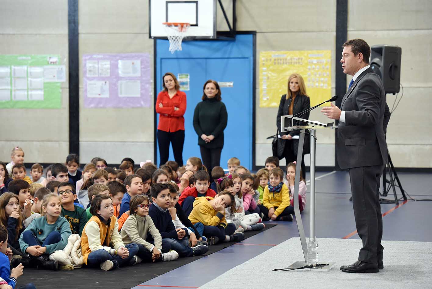 El presidente de Castilla-La Mancha, Emiliano García-Page en un acto con niños.