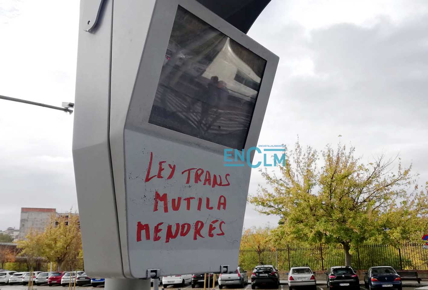 Una de las pintadas aparecidas en las paradas de autobuses y que el Ayuntamiento de Toledo ya está limpiando.