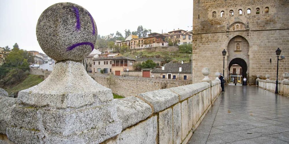 Una de las dos pintadas que han aparecido en los bolardos del Puente de San Martín. Foto: Rebeca Arango.