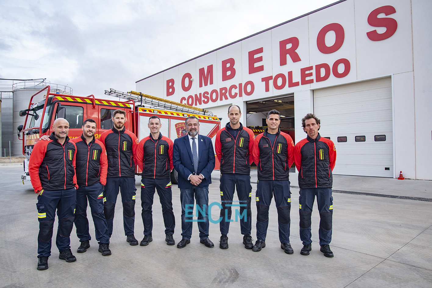 Rafael Martín, con los bomberos del parque comarcal Montes de Toledo, en Orgaz. Foto: Rebeca Arango.