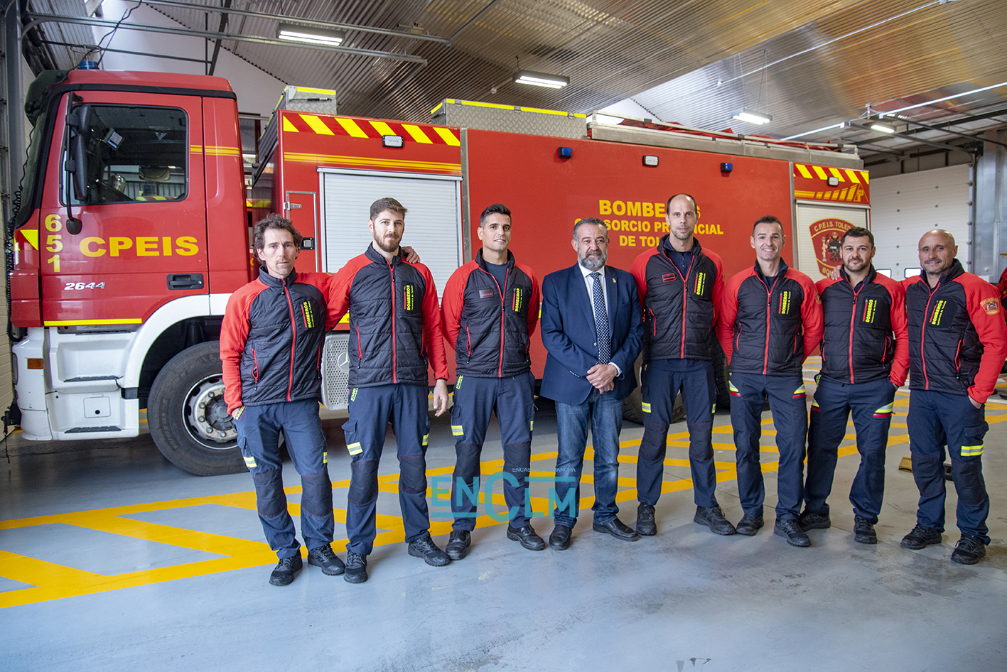 Foto de familia dentro del parque de bomberos de Orgaz. Foto: Rebeca Arango.