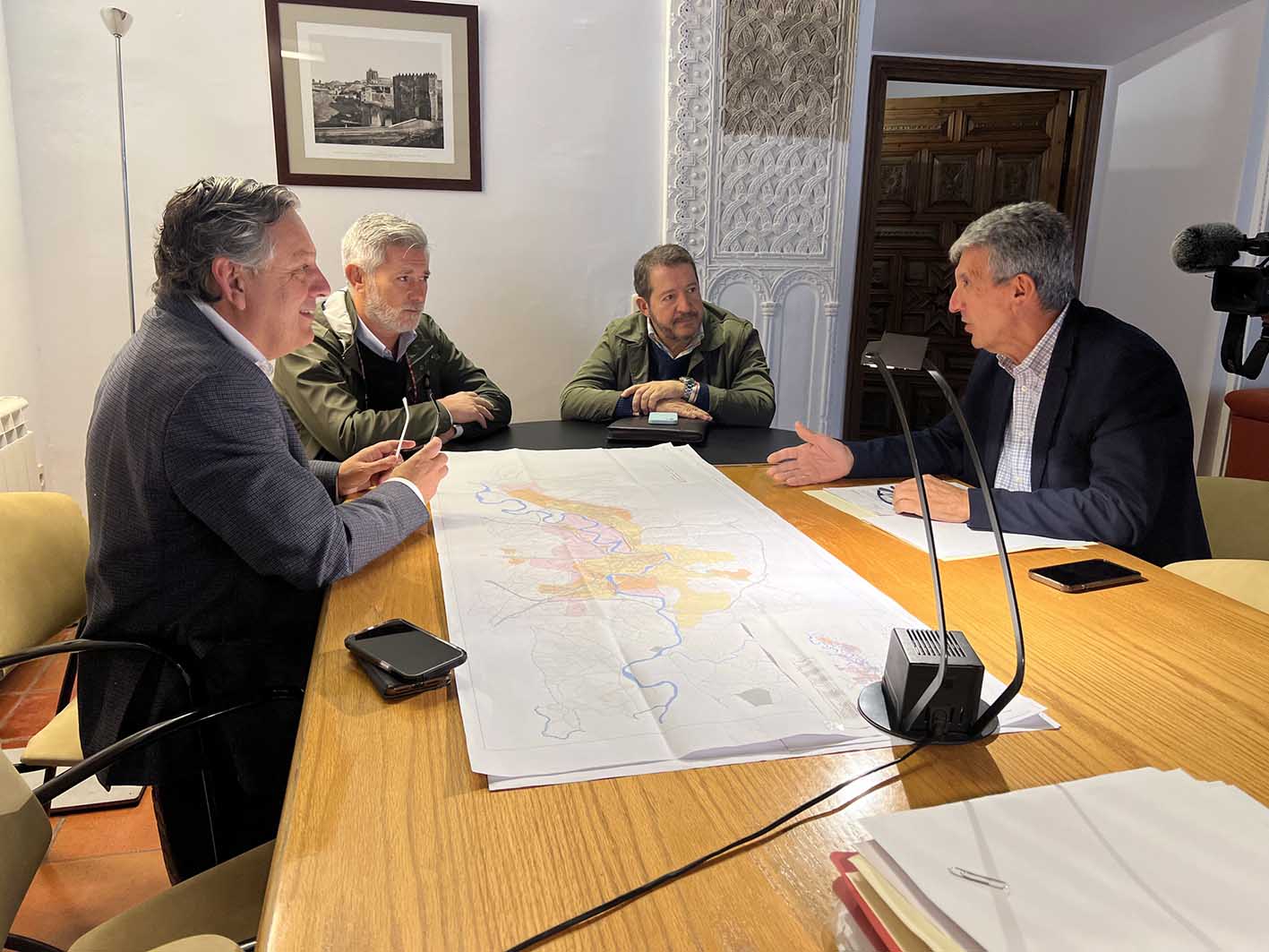 José Pablo Sabrido y representantes de la asociación de vecinos de La Legua durante la reunión.