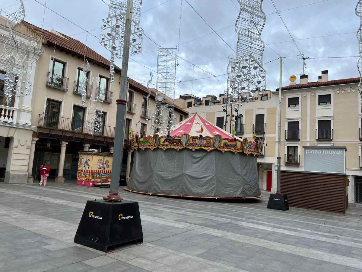Plaza Mayor de Guadalajara con preparativos de Navidad